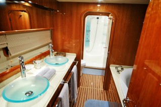 Lady Alliaura - Bathroom